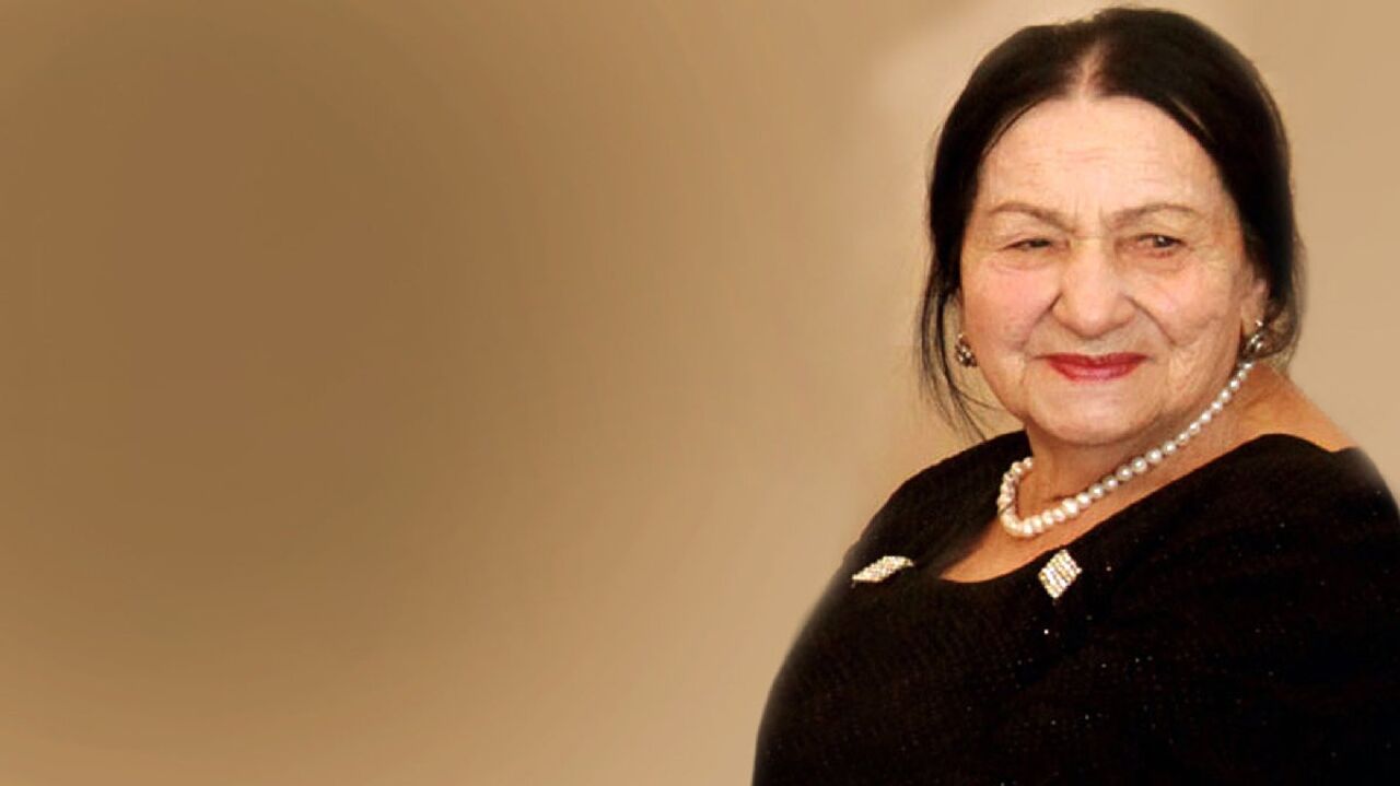 Что написать парню первой. Почему девушки не пишут первыми. Первую девушка которую. Первой девушке можно писать. Почему девочки не пишут первыми.