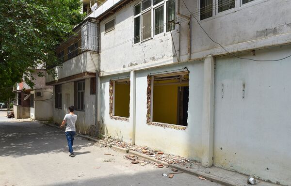 Начался снос здания, расположенного по улице Шарифзаде, 33 в Ясамальском районе - Sputnik Азербайджан