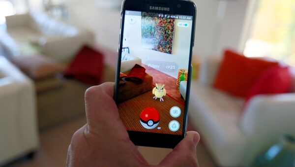 Mобильная игра Pokemon Go на экране смартфона. Архивное фото - Sputnik Азербайджан
