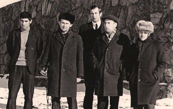 Слева направо: Яшар Бабаев, Владимир Брухтий, Сергей Крамаренко, Борис Хетагуров, Руслан Абдуллаев. 1970-й год, Болгария Слева направо: Яшар Бабаев, Владимир Брухтий, Сергей Крамаренко, Борис Хетагуров, Руслан Абдуллаев. 1970-й год, Болгария - Sputnik Азербайджан