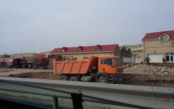 Azeravtoyol разрыли участок дороги начиная от водохранилища Джейранбатан и до самого въезда в одноименный поселок и засыпали его землей - Sputnik Азербайджан