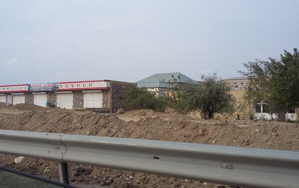 Azeravtoyol разрыли участок дороги начиная от водохранилища Джейранбатан и до самого въезда в одноименный поселок и засыпали его землей - Sputnik Азербайджан