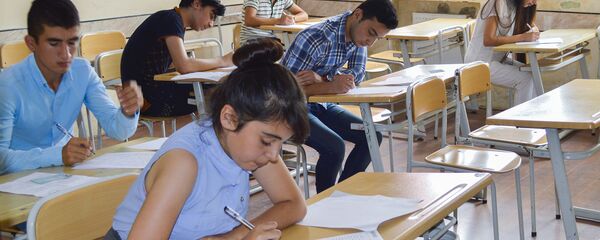 Lənkəran şəhər 4 saylı məktəb-liseydə jurnalistika ixtisasına qəbul olunmaq istəyən abituriyentlər üçün qabiliyyət imtahanı keçirilib - Sputnik Азербайджан