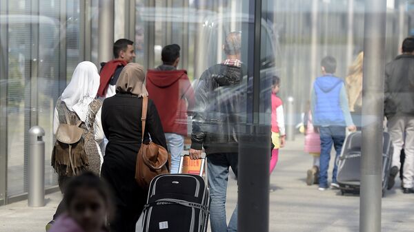 Сирийские беженцы в аэропорту Ганновера. Архивное фото - Sputnik Азербайджан