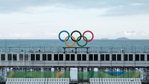 Олимпийские кольца на пляже Копакабана в Рио-де-Жанейро - Sputnik Азербайджан