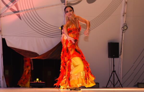 Танец фламенко в исполнении ансамбля Kastro Romero Flamenko на сцене VIII Габалинского международного фестиваля - Sputnik Азербайджан