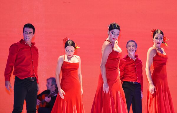 Танец фламенко в исполнении ансамбля Kastro Romero Flamenko на сцене VIII Габалинского международного фестиваля - Sputnik Азербайджан