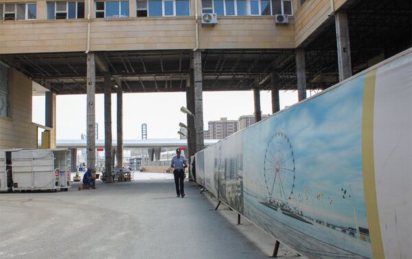Вокзал полностью обнесен забором, сюда привлечены многочисленная техника и рабочие - Sputnik Азербайджан