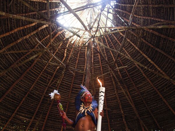 19 июня огонь Олимпиады побывал в одном из коренных племен городе Манаус штат Амазонас. - Sputnik Азербайджан