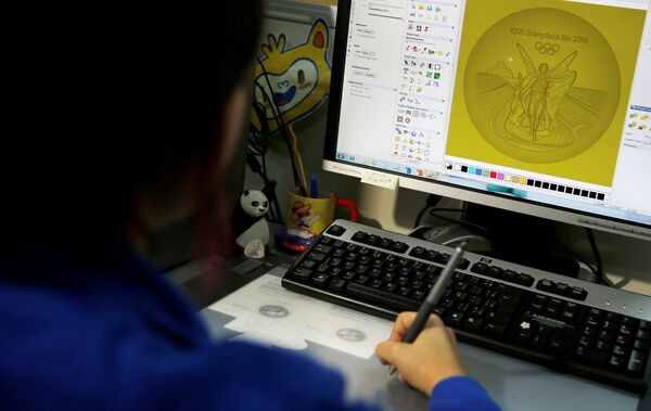 Скульптор Casa da Moeda do Brasil (Бразильский монетный двор) работает над эскизом олимпийских медалей Рио-2016. - Sputnik Азербайджан