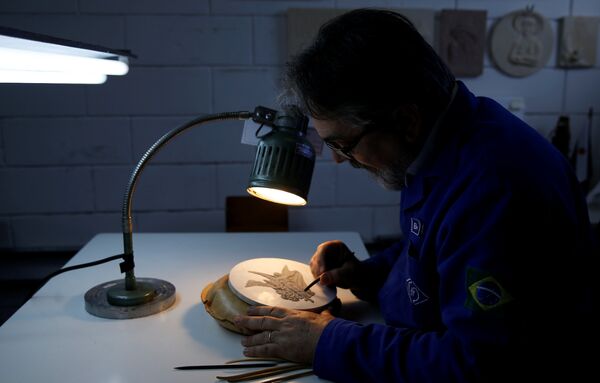 Нельсон Карнейро, ремесленник Casa da Moeda do Brasil работает над макетом. - Sputnik Азербайджан