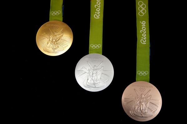 И... Вуаля: бронзовые, серебряные и золотые медали готовы. Скоро их будут носить чемпионы. - Sputnik Азербайджан