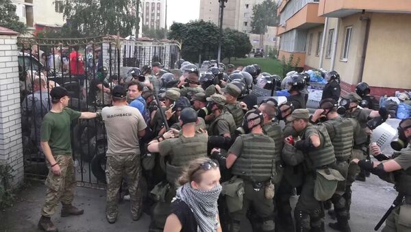 Радикалы дрались с полицией и кидали дымовые шашки у здания суда в Киеве - Sputnik Азербайджан