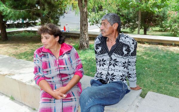 Адиль и Махаббат живут в парке Azadlıq вот уже месяц - Sputnik Азербайджан
