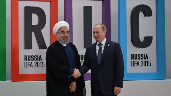 Vladimir Putin və Həsən Ruhani. 9 iyul 2015-ci il - Sputnik Azərbaycan