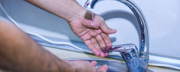 Кухонный водяной кран, архивное фото Кухонный водяной кран, архивное фото - Sputnik Азербайджан