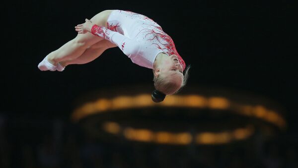 Люба Головина (Грузия) выполняет прыжок на батуте во время финальных соревнований женщин на XXX летних Олимпийских играх в Лондоне. - Sputnik Азербайджан