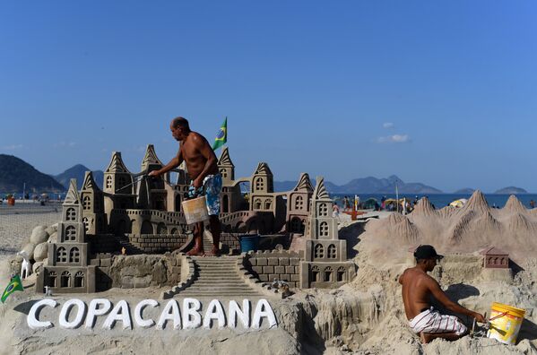 На пляже Копакабана в Рио-де-Жанейро. - Sputnik Азербайджан