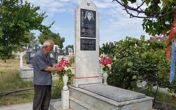 По прошествии 40 дней со дня смерти любимой Атлас ханым он начал каждый день навещать ее могилу - Sputnik Азербайджан