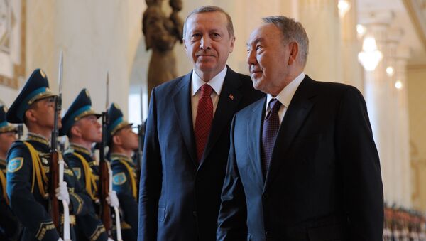 Нурсултан Назарбаев и  Реджеп Тайип Эрдоган во время церемонии встречи турецкого лидера в Астане. 16 апреля 2015 года - Sputnik Azərbaycan