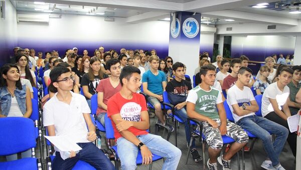 Школьники из Азербайджана отправятся  в учебно-образовательную поездку в Санкт-Петербург - Sputnik Азербайджан