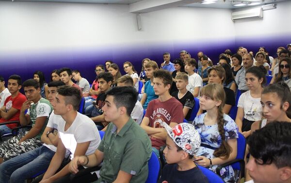 Школьники из Азербайджана отправятся  в учебно-образовательную поездку в Санкт-Петербург - Sputnik Азербайджан