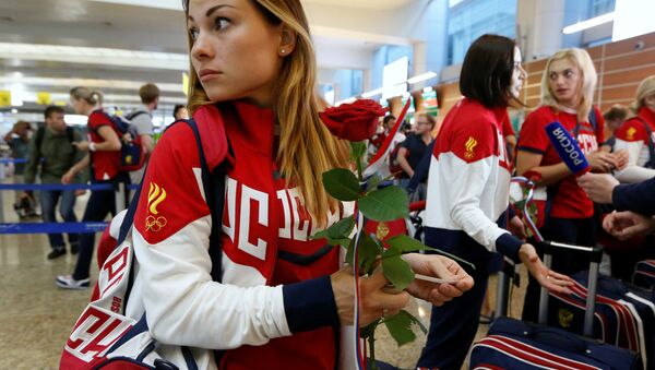 Член женской сборной России по гандболу Судакова в аэропорту Шереметьево перед отправкой в Рио-де-Жанейро. 28 июля 2016 года - Sputnik Азербайджан