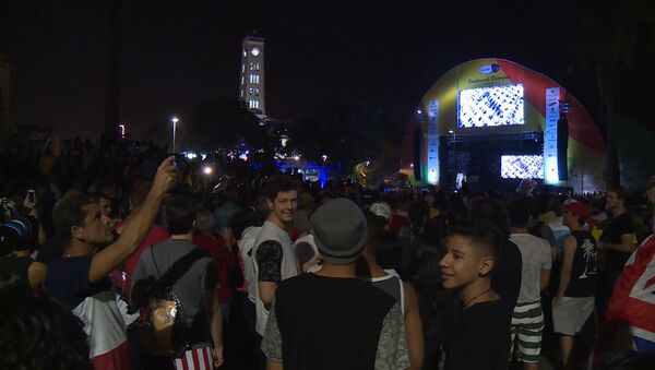 Люди на площади в Рио-де-Жанейро на большом экране смотрели открытие Олимпиады - Sputnik Азербайджан