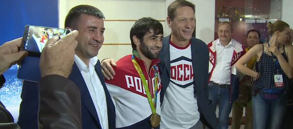 Первый российский чемпион ОИ-2016 показал завоеванную золотую медаль Первый российский чемпион ОИ-2016 показал завоеванную золотую медаль - Sputnik Азербайджан