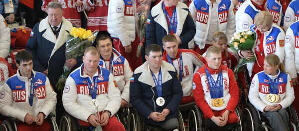 Торжественная встреча паралимпийской сборной команды России в московском аэропорту Шереметьево. 18 марта 2014 года Торжественная встреча паралимпийской сборной команды России в московском аэропорту Шереметьево. 18 марта 2014 года - Sputnik Азербайджан