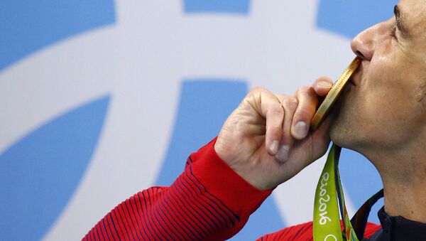 Пловец Майкл Фелпс с золотой медалью - Sputnik Азербайджан