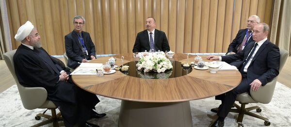 8 августа 2016. Президент России Владимир Путин (справа), президент Азербайджанской Республики Ильхам Алиев (в центре) и президент Исламской Республики Иран Хасан Рухани (слева) во время трехсторонней встречи в Центре Гейдара Алиева в Баку 8 августа 2016. Президент России Владимир Путин (справа), президент Азербайджанской Республики Ильхам Алиев (в центре) и президент Исламской Республики Иран Хасан Рухани (слева) во время трехсторонней встречи в Центре Гейдара Алиева в Баку - Sputnik Азербайджан