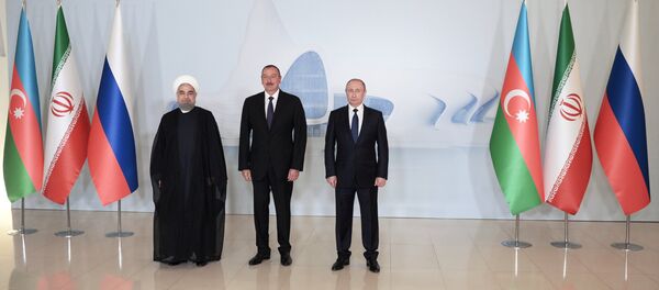 8 августа 2016. Президент России Владимир Путин, президент Азербайджанской Республики Ильхам Алиев и президент Исламской Республики Иран Хасан Рухани (справа налево) во время фотографирования перед началом трехсторонней встречи в Центре Гейдара Алиева в Баку 8 августа 2016. Президент России Владимир Путин, президент Азербайджанской Республики Ильхам Алиев и президент Исламской Республики Иран Хасан Рухани (справа налево) во время фотографирования перед началом трехсторонней встречи в Центре Гейдара Алиева в Баку - Sputnik Азербайджан