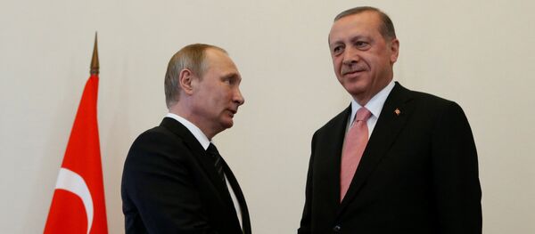 Президент России Владимир Путин встречает своего турецкого коллегу Реджепа Тайипа Эрдогана. Санкт-Петербург, 9 августа 2016 года - Sputnik Азербайджан
