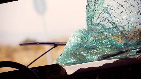 Разбитое лобовое стекло автомобиля, архивное фото - Sputnik Азербайджан