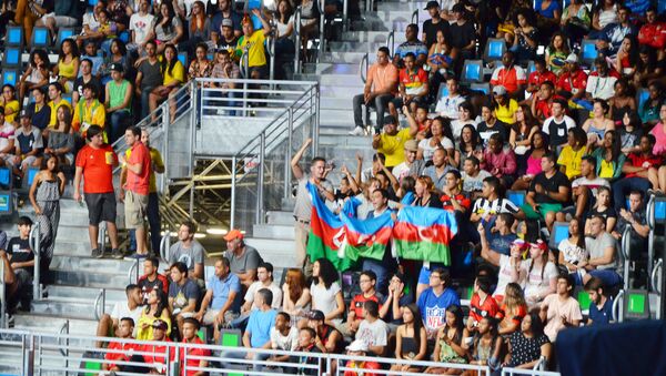 Азербайджанские болельщики на трибунах выставочного комплекса Риосентро, где проходили поединки - Sputnik Азербайджан