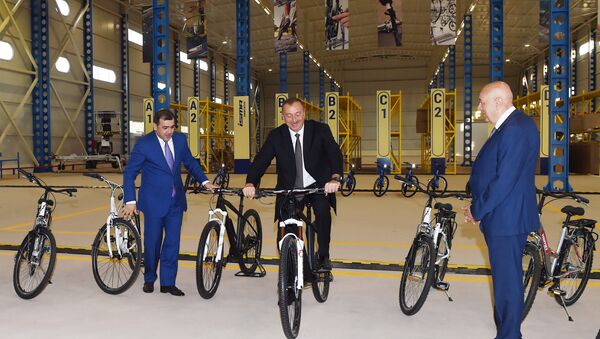 Президент Азербайджана Ильхам Алиев принял участие в открытии завода по производству велосипедов - Sputnik Азербайджан