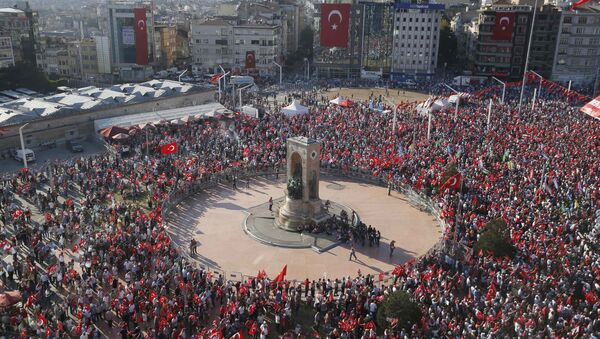 Митинг сторонников президента Эрдогана на площади Таксим. Стамбул, 24 июля 2016 года - Sputnik Азербайджан