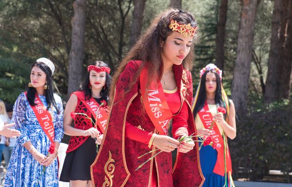 Участницы конкурса Miss Union-2016 возложили цветы к могиле Гейдара Алиева - Sputnik Азербайджан
