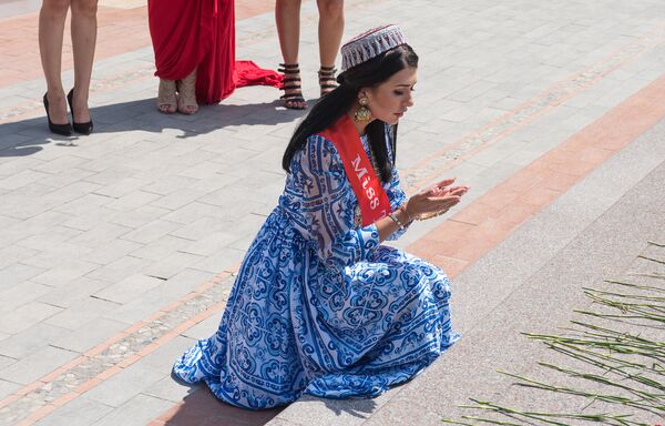 Участницы конкурса Miss Union-2016 возложили цветы к могиле Гейдара Алиева - Sputnik Азербайджан