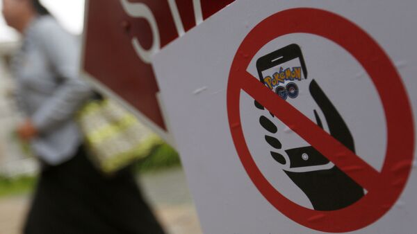 Запрещающий знак Здесь нельзя играть в Pokemon Go. Архивное фото - Sputnik Азербайджан
