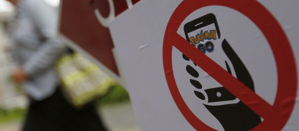 Запрещающий знак Здесь нельзя играть в Pokemon Go. Архивное фото Запрещающий знак Здесь нельзя играть в Pokemon Go. Архивное фото - Sputnik Азербайджан