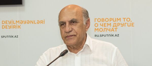 Политолог Фикрет Садыхов на заседании Клуба политологов Политолог Фикрет Садыхов на заседании Клуба политологов - Sputnik Азербайджан