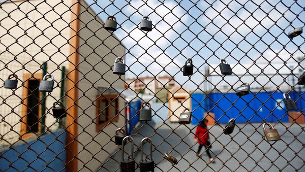 Забор стамбульской тюрьмы Метрис. 24 июня 2016 года - Sputnik Азербайджан