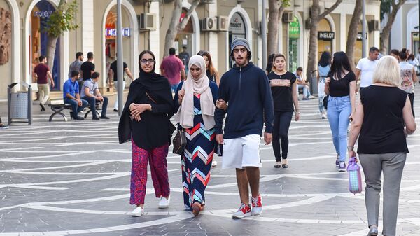 Молодая арабская пара на Торговой улице в Баку - Sputnik Азербайджан