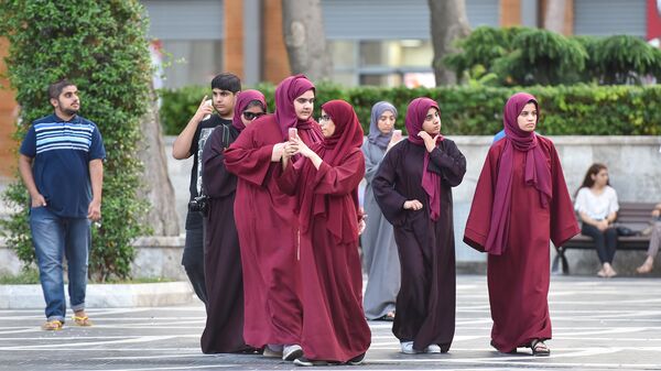 Юные арабки в хиджабах в Баку - Sputnik Azərbaycan