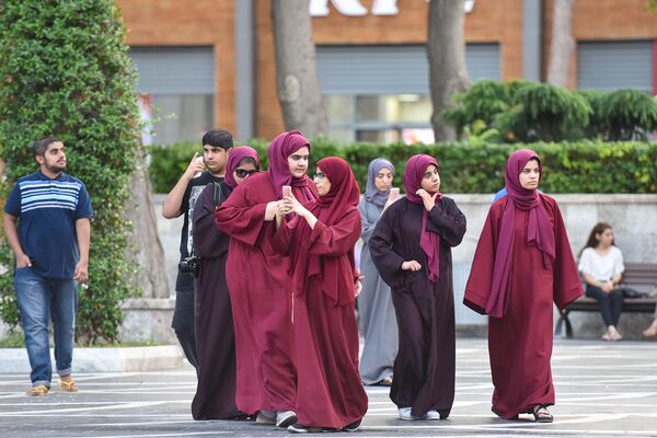 Юные арабки в хиджабах в Баку - Sputnik Азербайджан