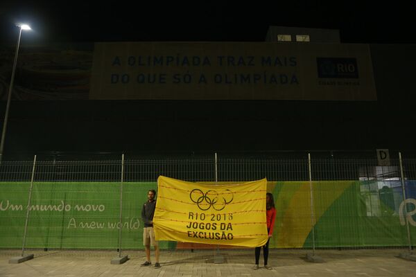 Акция протеста в Олимпийском парке Рио-де-Жанейро - Sputnik Азербайджан