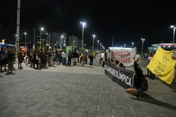 Акция протеста в Олимпийском парке Рио-де-Жанейро - Sputnik Азербайджан