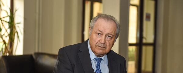 Первый президент Азербайджана Аяз Муталлибов дает интервью Sputnik в своем доме. Баку, 29 июля 2016 года - Sputnik Азербайджан